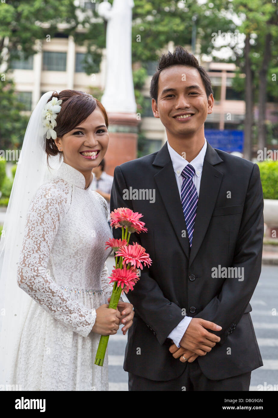 Fotos de boda en un parque cerca de la oficina de correos en Saigon, Ho Chi Minh, Vietnam, Asia. Foto de stock