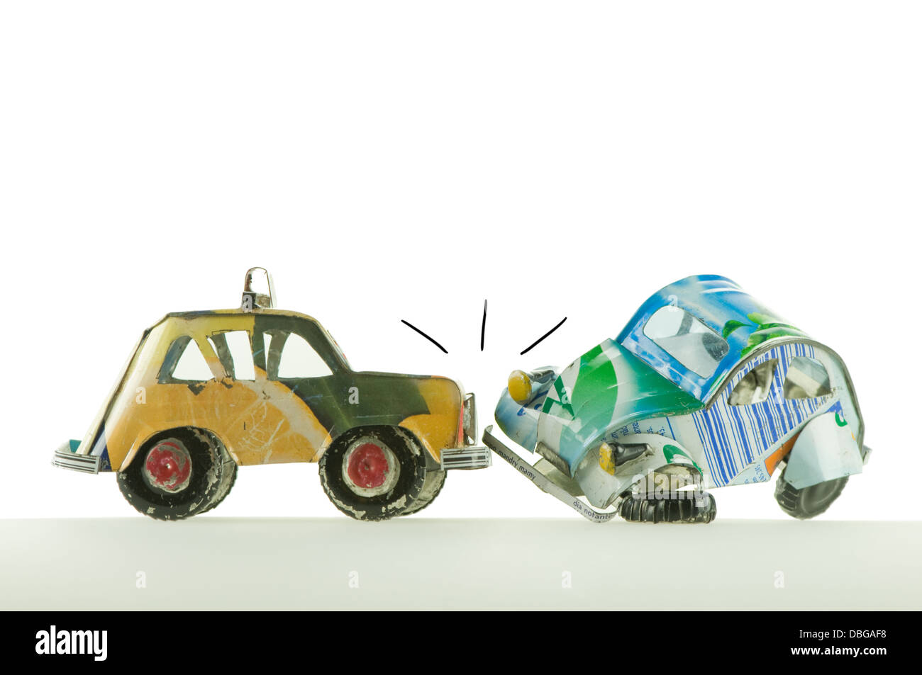 Coches juguetes hechos a mano tras un accidente Foto de stock
