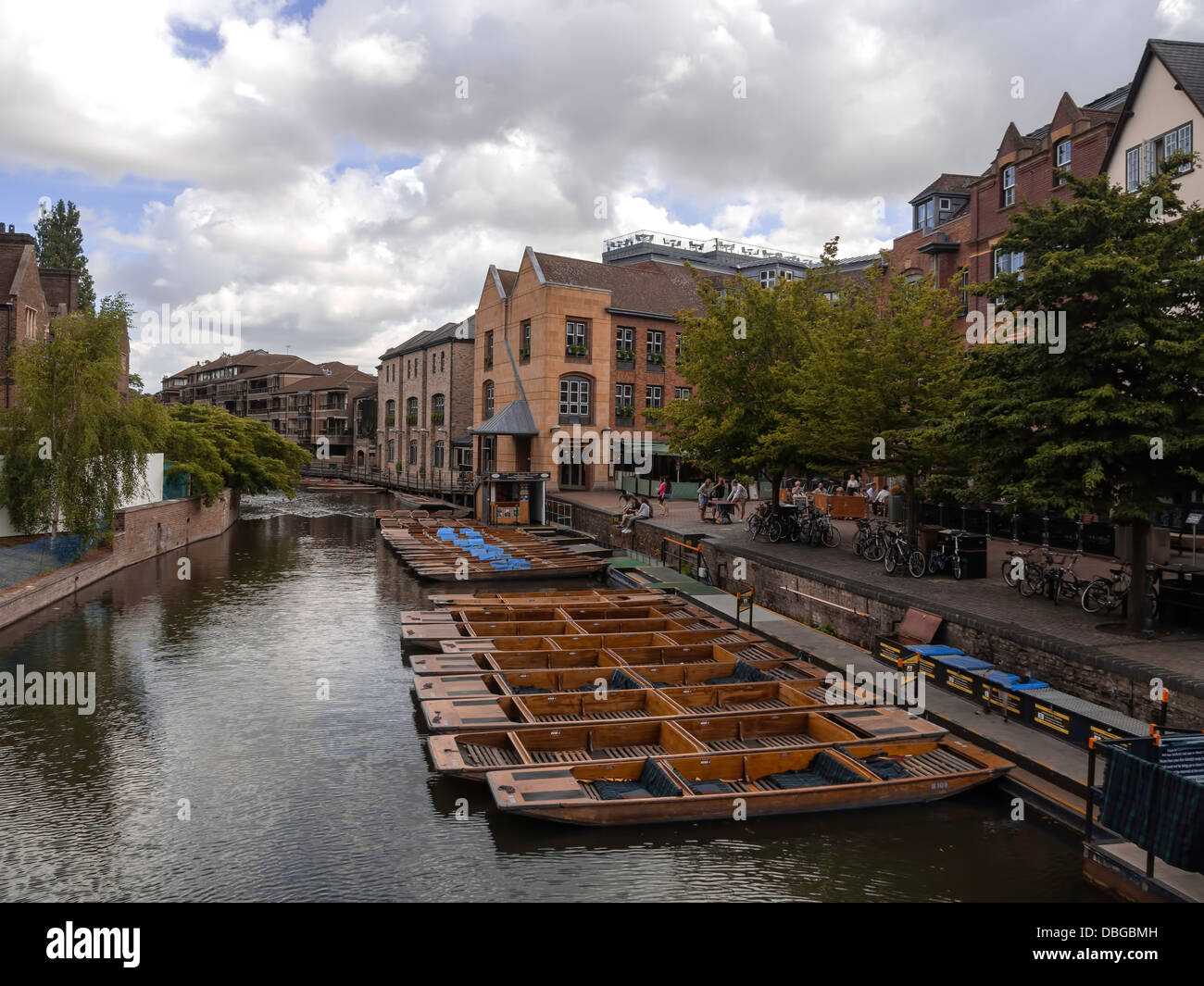 Punts alineada en Río en Cambridge, Inglaterra Foto de stock