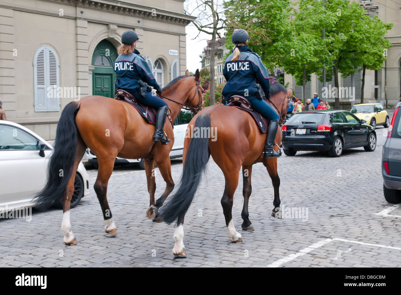 Dos mujeres policía montada de patrullar las calles de Berna , Suiza, Europa Foto de stock