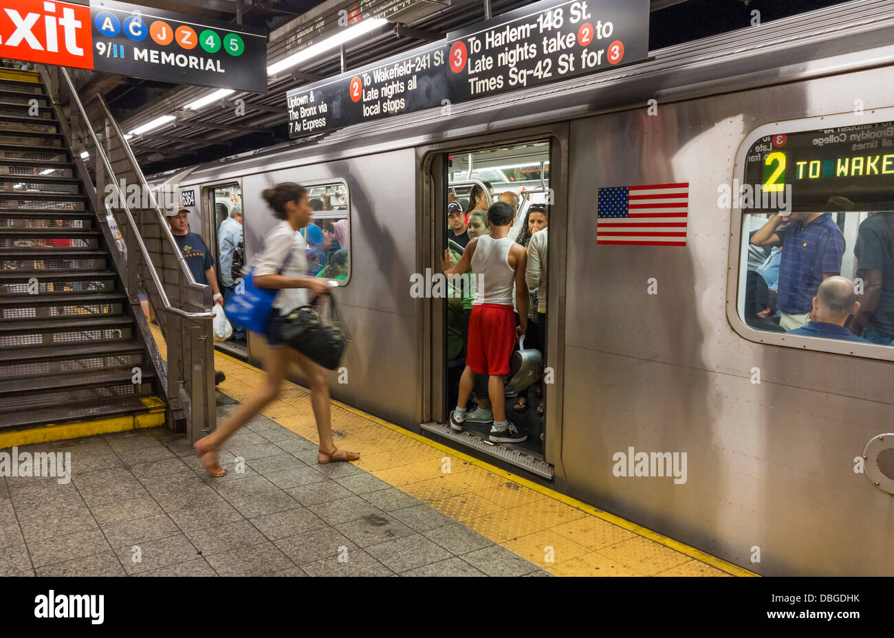 La plataforma de la estación de metro de Nueva York, Ciudad de Nueva York Foto de stock