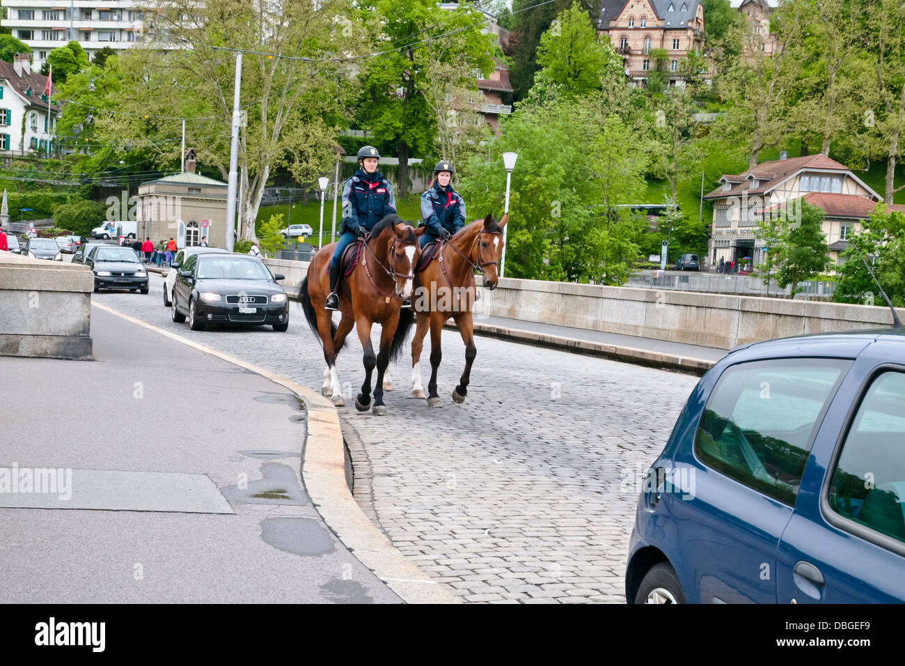 Montada policía patrulla las calles de Berna, Suiza, Europa Foto de stock