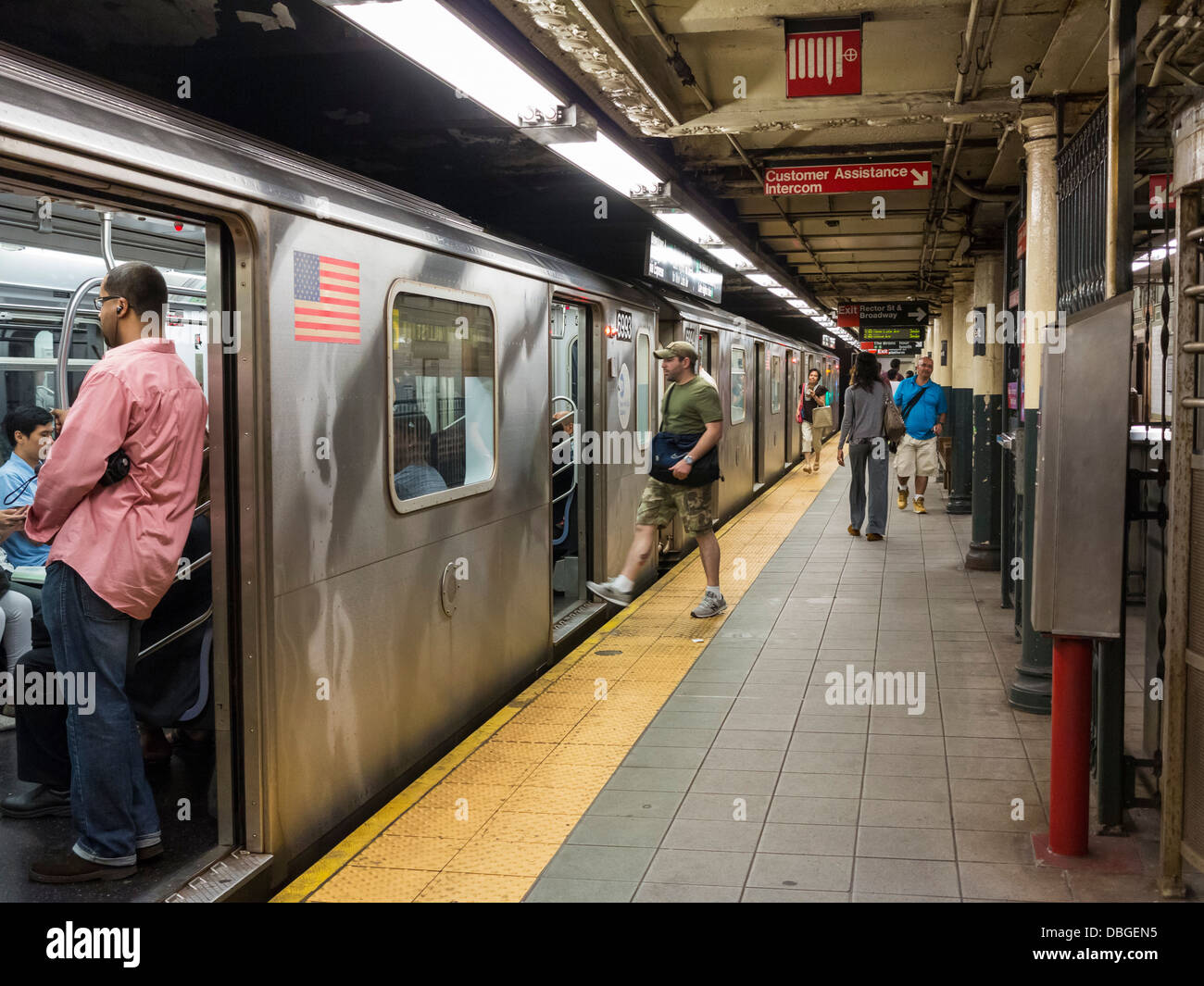 La estación de metro de la ciudad de Nueva York la plataforma y tren Foto de stock