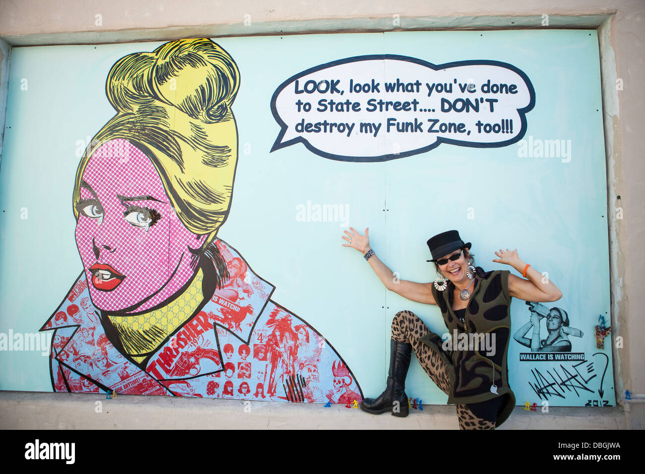 Laura tintas y obra por el artista Wallace, artistas haciendo una escena callejera mural, la zona de Funk, en Santa Bárbara, California Foto de stock