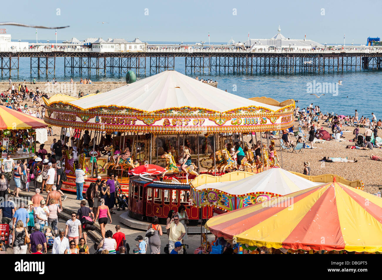 Merry ir alrededor de la playa, Brighton, Inglaterra, Reino Unido. Foto de stock