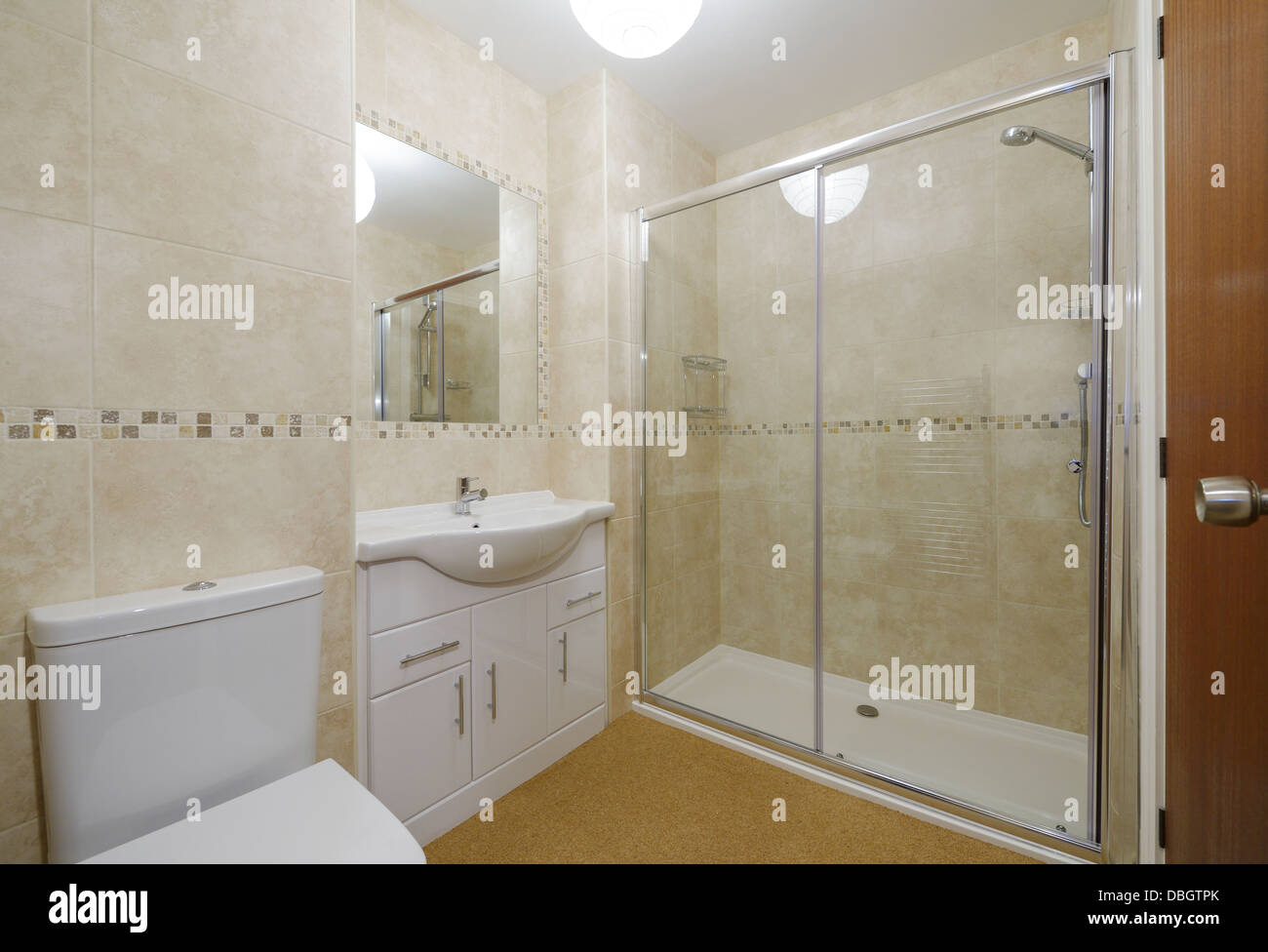 Pequeño y moderno cuarto de baño con lavabo y ducha WC Foto de stock
