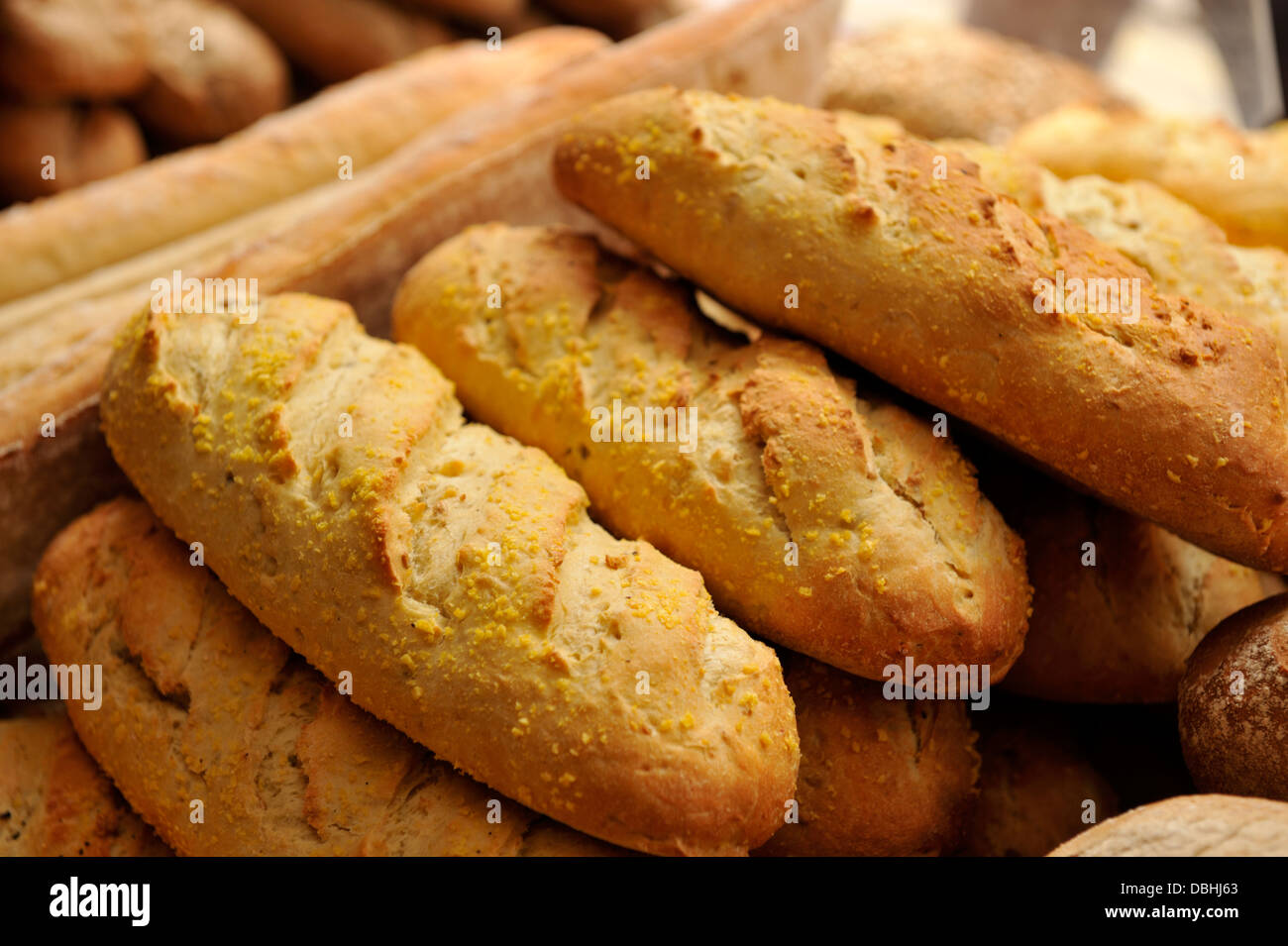 Hogazas de pan francés respaldado frescos apilados para la venta Foto de stock