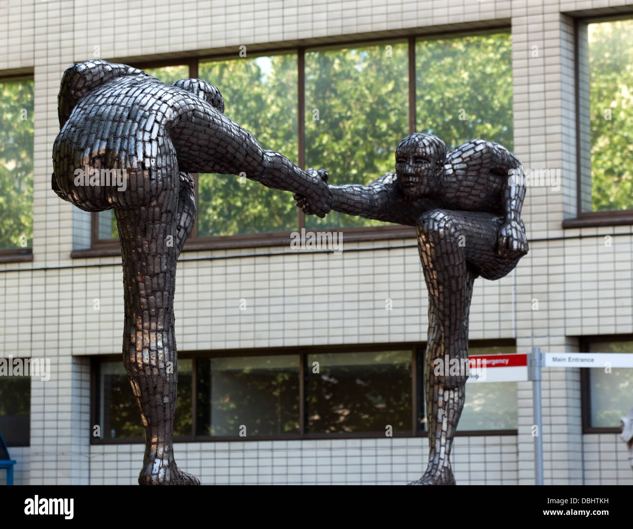 Atravesar la Línea Divisoria, una escultura por Rick Kirby en el St Thomas's Hospital, Lambeth, Londres. Foto de stock