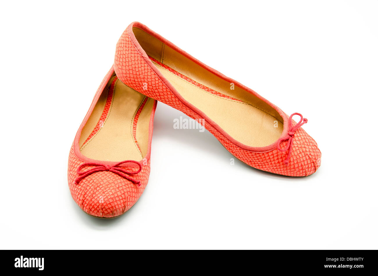 Zapatos sin tacones naranja sobre fondo blanco Fotografía de stock - Alamy
