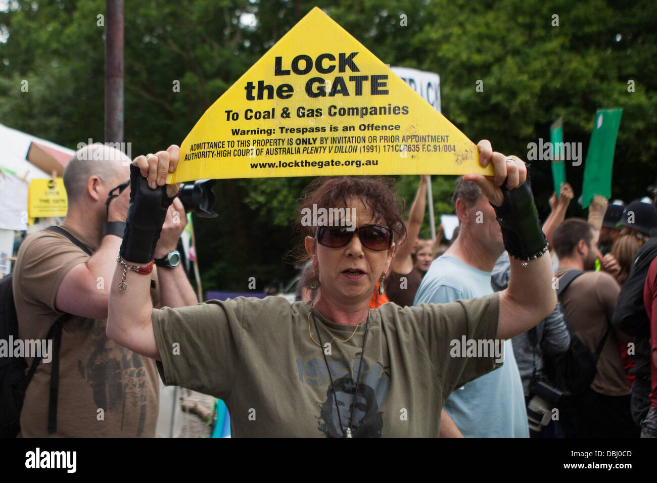 Balcombe, West Sussex, Reino Unido. El 31 de julio, 2013. Mujer sostiene aloft bloquear la puerta del letrero. Protesta contra la Cuadrilla de perforación y fracking justo en las afueras de la aldea de Balcombe en West Sussex. Balcombe, West Sussex, Reino Unido. Crédito: martyn wheatley/Alamy Live News Foto de stock