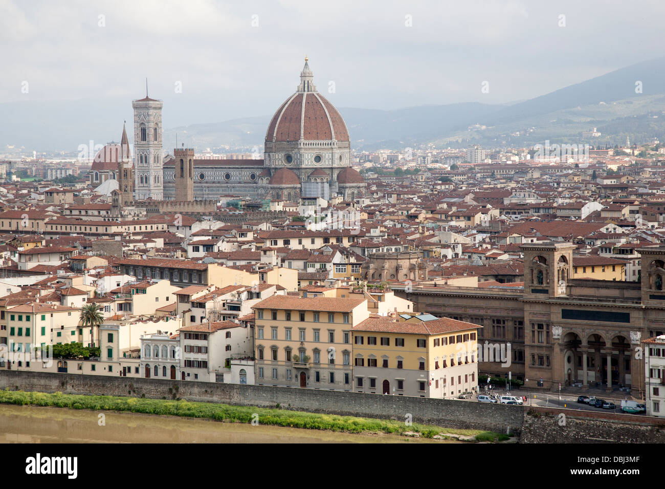 Vista hacia la iglesia catedral Duomo, Florencia, Toscana, Italia Foto de stock