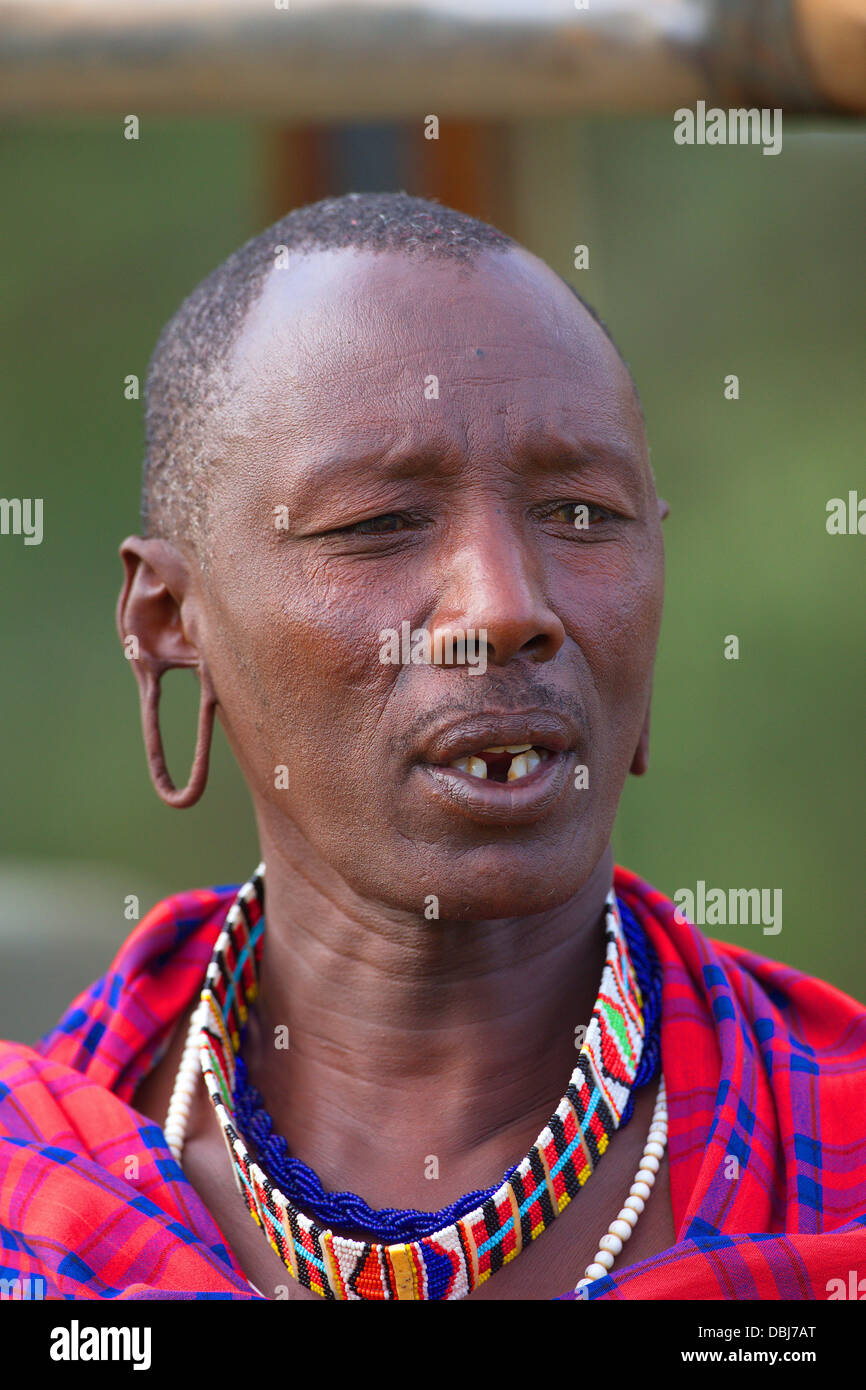 Retrato de Masai Tribesman. Diente que falta. Selenkay Conservancy. Kenya, Africa. Foto de stock