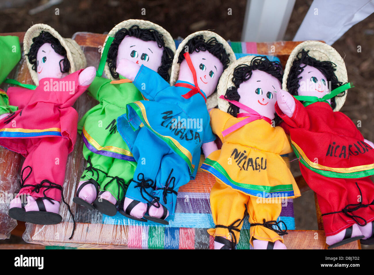 Colorido y brillante muñecas para venta en una fiesta ia fiesta en Moyogalpa en la isla de Ometepe en Nicaragua. Foto de stock