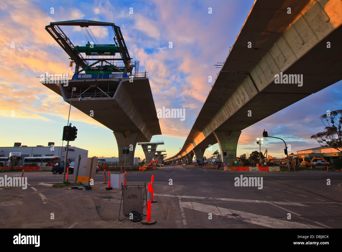 La construcción de la carretera del sur Superway en los suburbios del norte de la ciudad de Adelaide, Australia del Sur Foto de stock