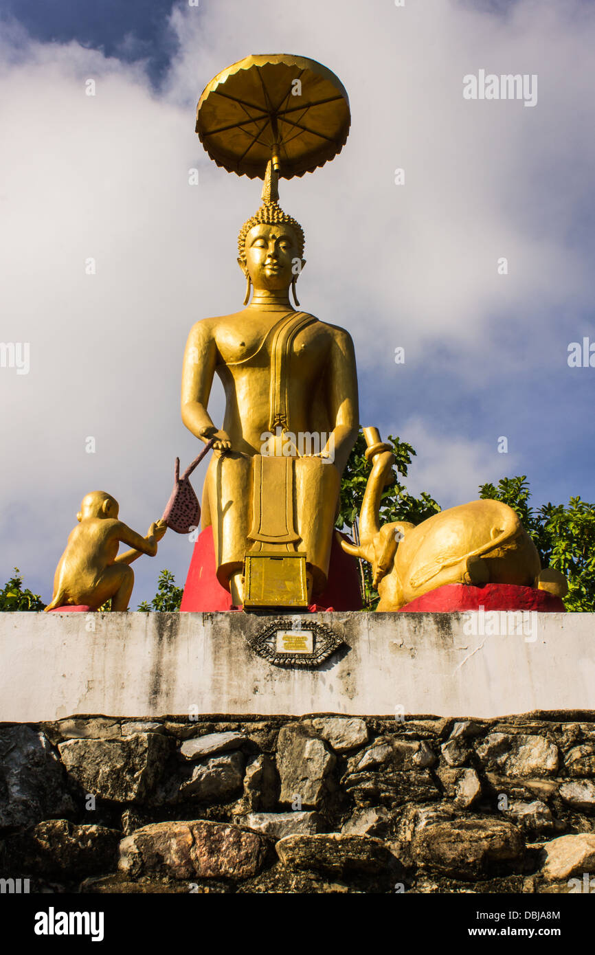 El Elefante y el Mono ofrece honey comb a Buda y Buda con la mendicidad bowl (Miércoles) en Wat Mokkanlan , Chomthong Chiangmai Foto de stock