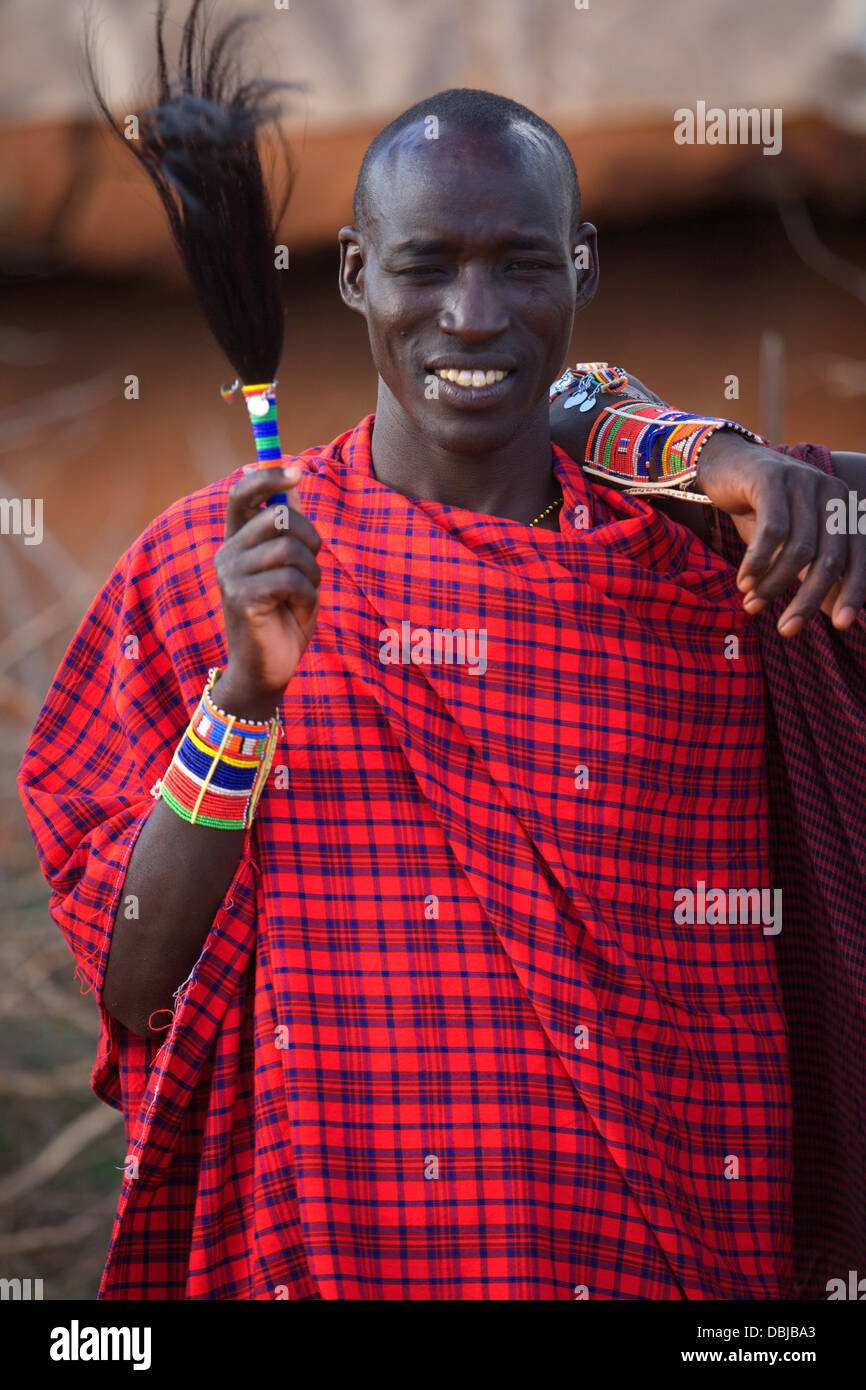 Retrato del hombre en la tribu Masai tradicional ropa y joyas. Selenkay Conservancy area. Kenya, Africa. Foto de stock