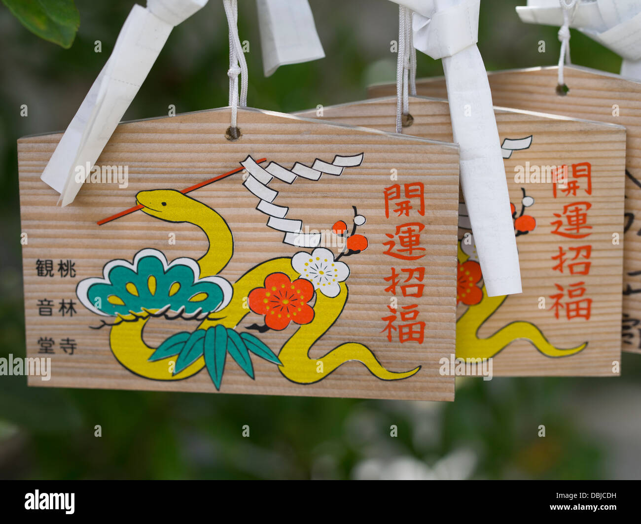 Ema oración tabletas y fortuna omikuji papeles. Templo Tourinji, Ishigaki Island, Okinawa, Japón Foto de stock