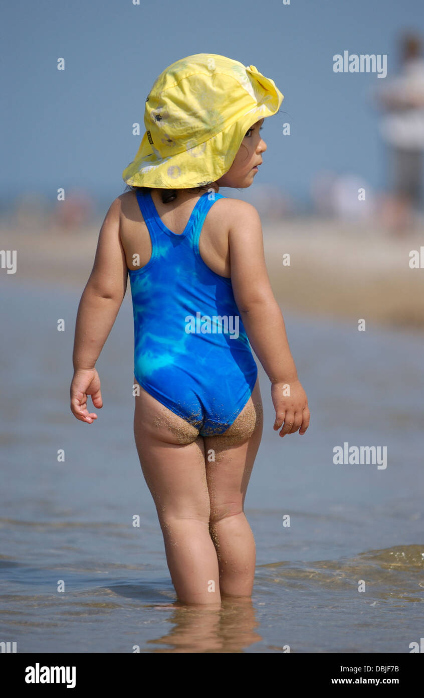 Chubby little girl standing in fotografías e imágenes de alta resolución -  Alamy