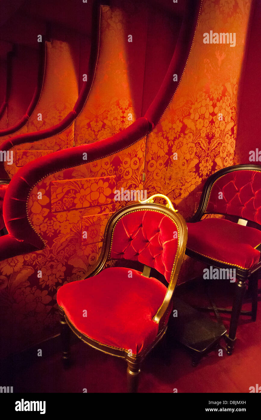 Lujosos asientos de terciopelo rojo en el cuadro de asientos Palais Garnier - Opera House, París Francia Foto de stock