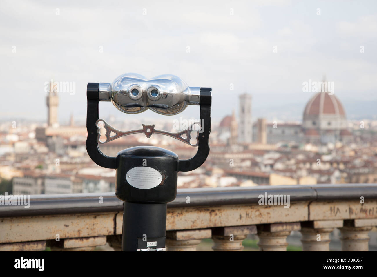Binoculares mirando a ver hacia la iglesia catedral Duomo, Florencia, Toscana, Italia Foto de stock