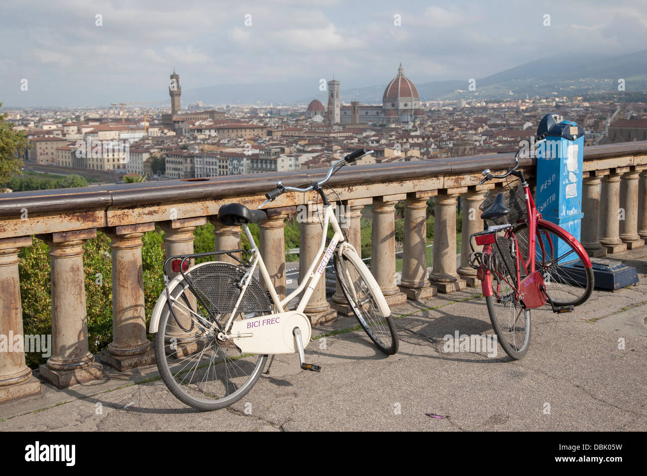 Dos bicicletas y vista hacia la iglesia catedral Duomo, Florencia, Toscana, Italia Foto de stock