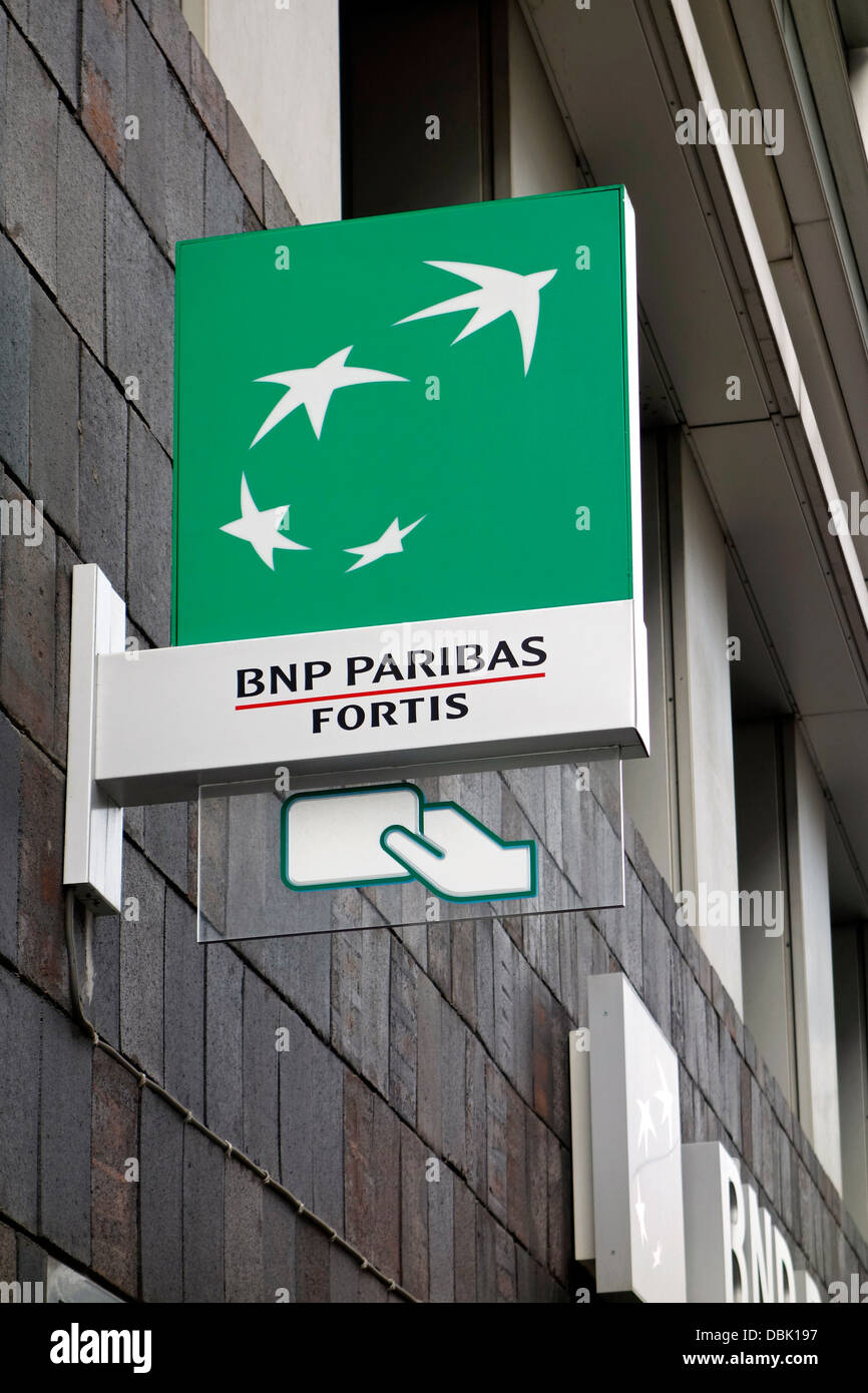 Signo que muestra el logotipo de cajeros de la BNP Paribas Fortis Bank Foto de stock