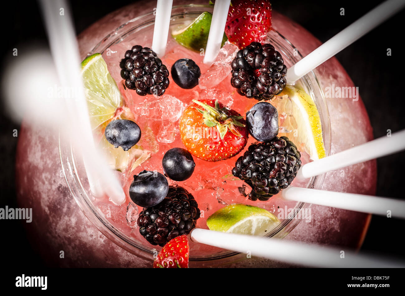 Cóctel de Frutas pecera grande cóctel fuerte Fotografía de stock - Alamy