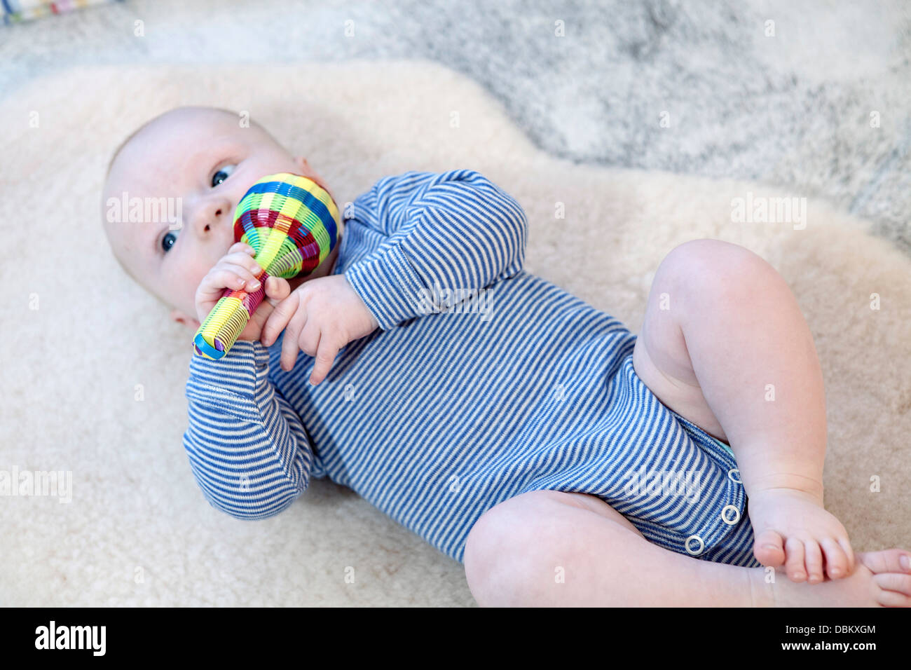 Baby Boy jugando con rattle, Munich, Baviera, Alemania Foto de stock