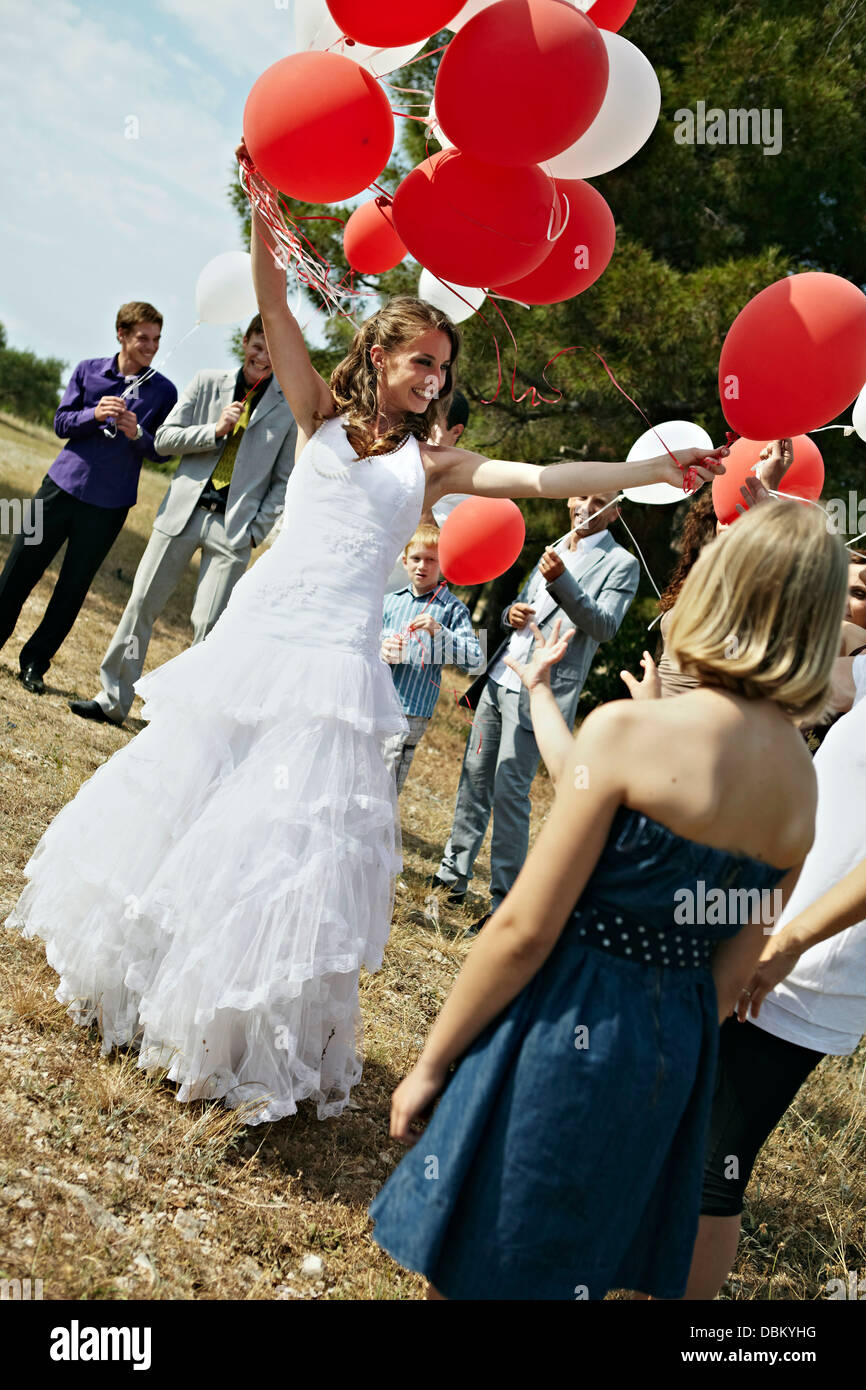 Los invitados a la boda con globos exteriores, Croacia, Europa Foto de stock