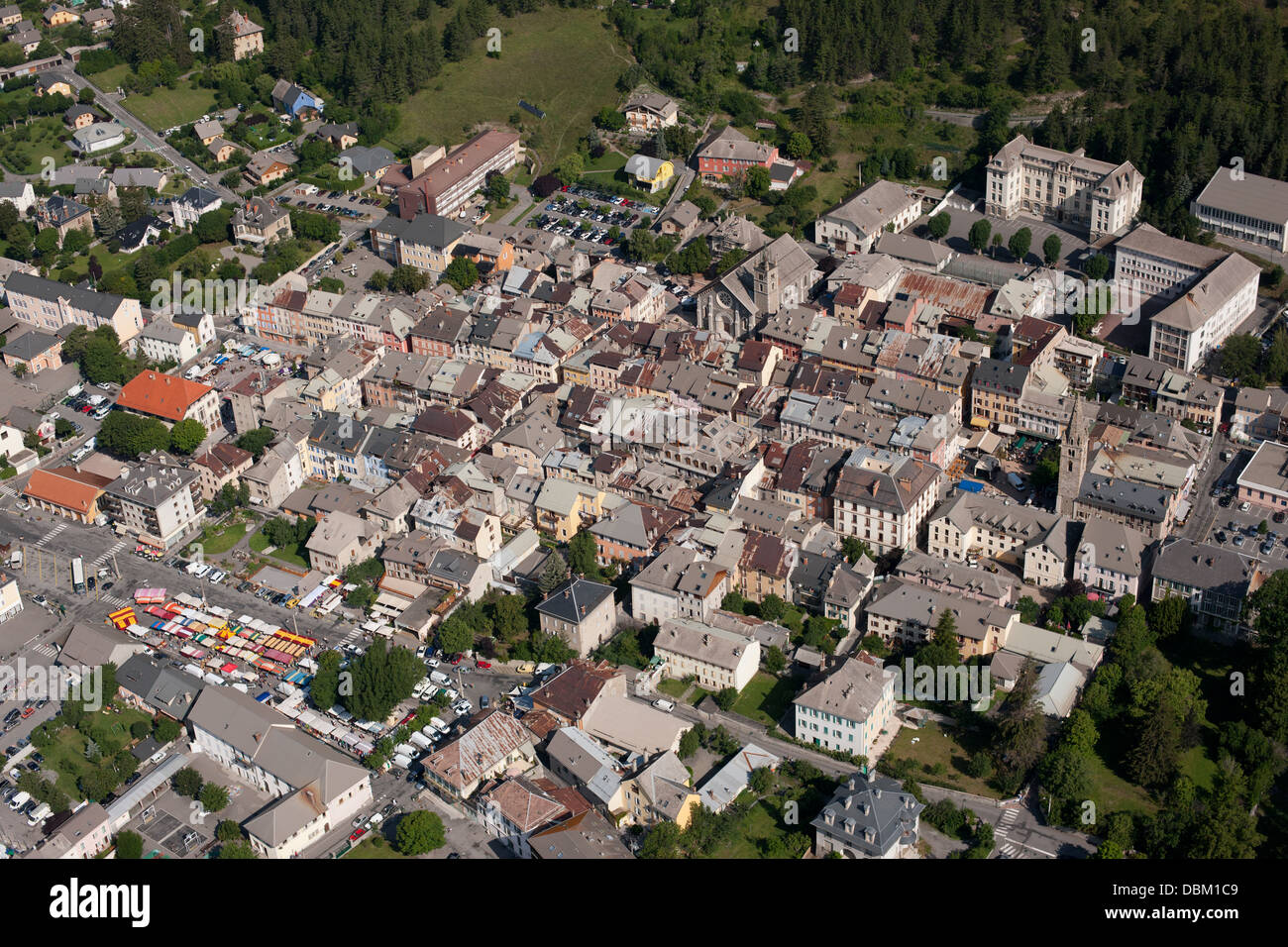 VISTA AÉREA. Casco antiguo de Barcelonnette en el valle de Ubaye. Alpes de Alta Provenza, Francia. Foto de stock