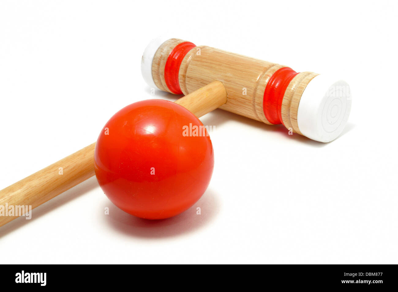 Mazo de croquet y bola aislado en blanco Foto de stock