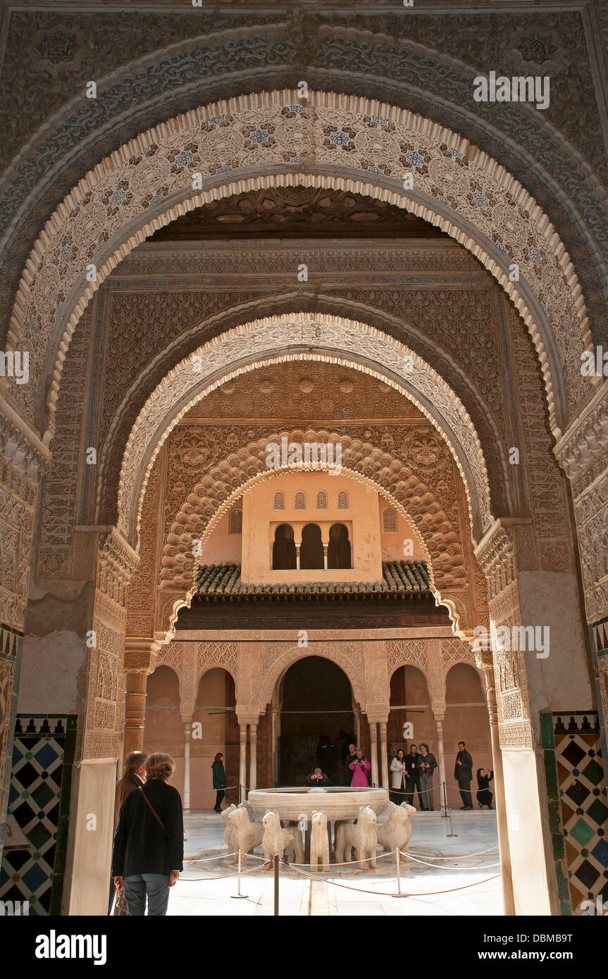 El Patio de los Leones, La Alhambra, Granada, región de Andalucía, España, Europa Foto de stock