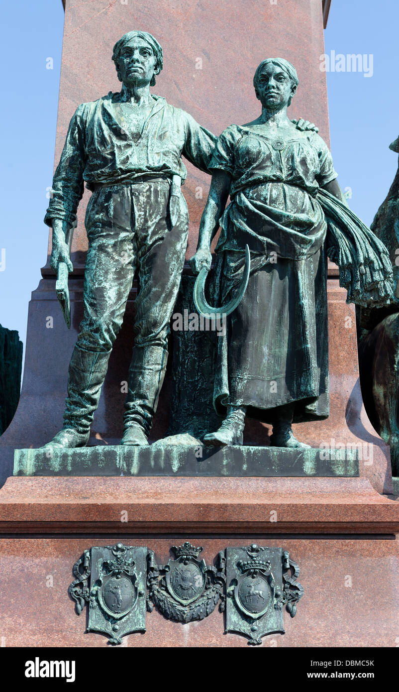 Obrero y Campesino. Las cifras en el pedestal del monumento a Alexander II --El Libertador-- en la Plaza del Senado en Helsinki, 1894 Foto de stock