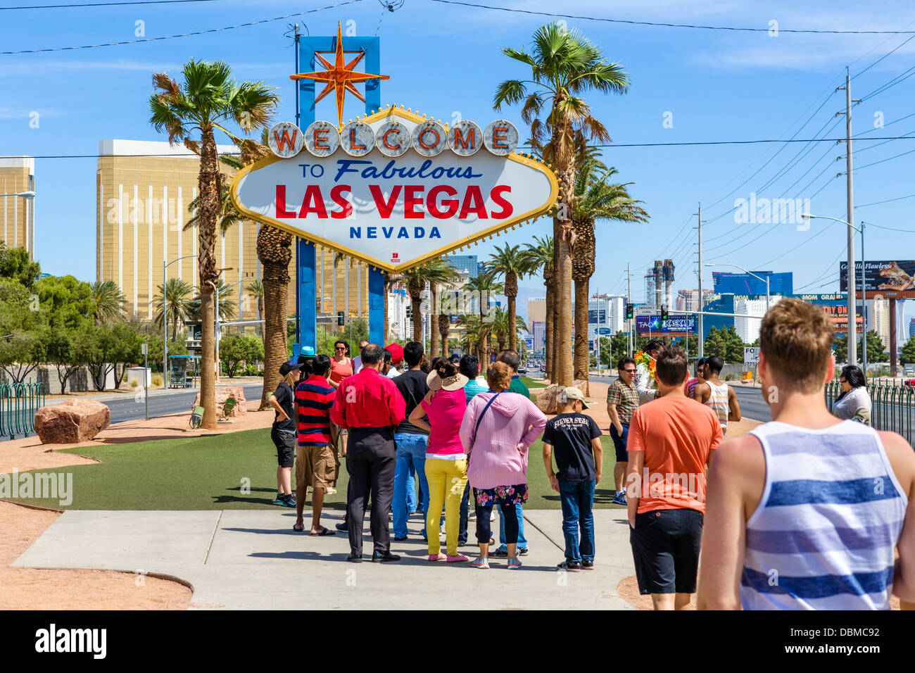 Forro de turistas hasta tener una foto tomada bajo el Bienvenido a la fabulosa Las Vegas sign, Las Vegas, Nevada, EE.UU. Foto de stock