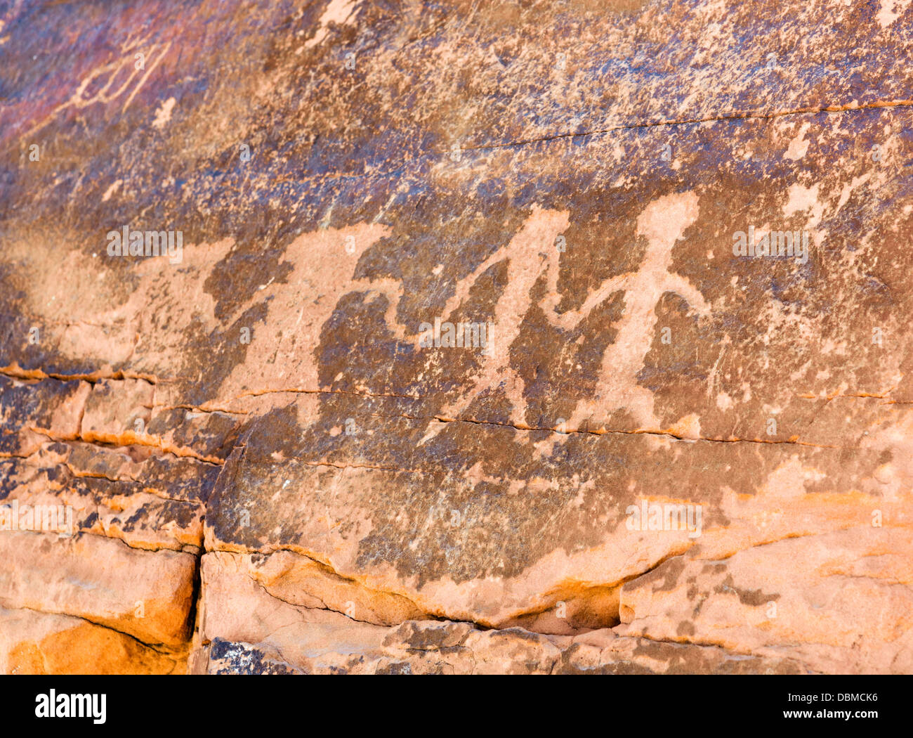 Petroglifos en el tanque Mouse Trail, el Parque Estatal Valle del Fuego, al norte de Las Vegas, Nevada, EE.UU. Foto de stock