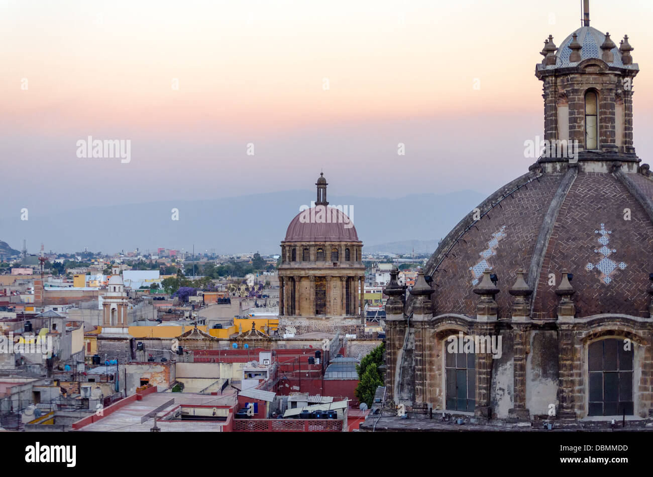 Las cúpulas de la Iglesia y del paisaje urbano en la Ciudad de México Foto de stock
