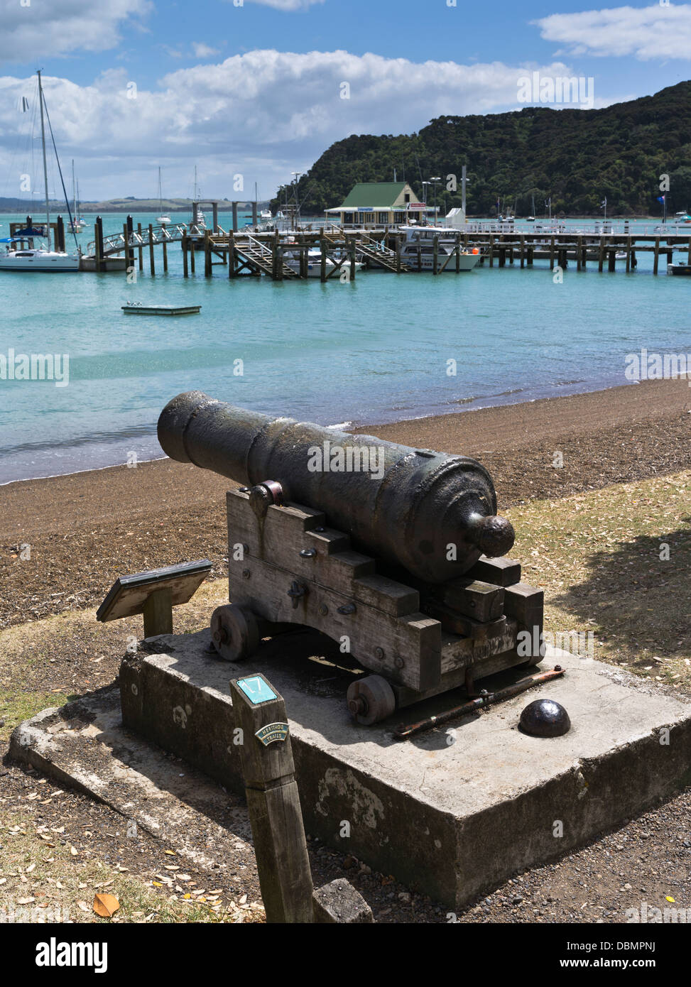 Dh Russell BAHÍA DE ISLAS EN NUEVA ZELANDA Bay Beach Pier barcos pistolas de cañón Foto de stock