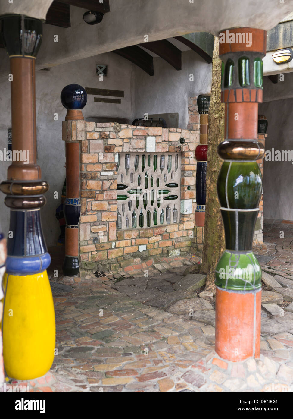 Dh KAWAKAWA NUEVA ZELANDIA Hundertwasser aseos diseñada por Friedensreich Hundertwasser wc Foto de stock