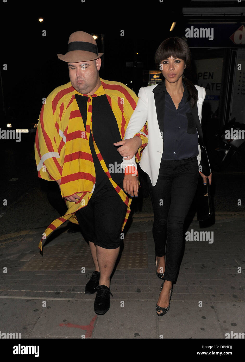 Ana Araujo y extrañamente vestido compañero dejando un pub en Kilburn. Londres, Inglaterra - 28.07.11 Foto de stock