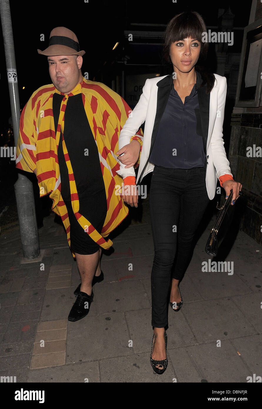 Ana Araujo y extrañamente vestido compañero dejando un pub en Kilburn. Londres, Inglaterra - 28.07.11 Foto de stock