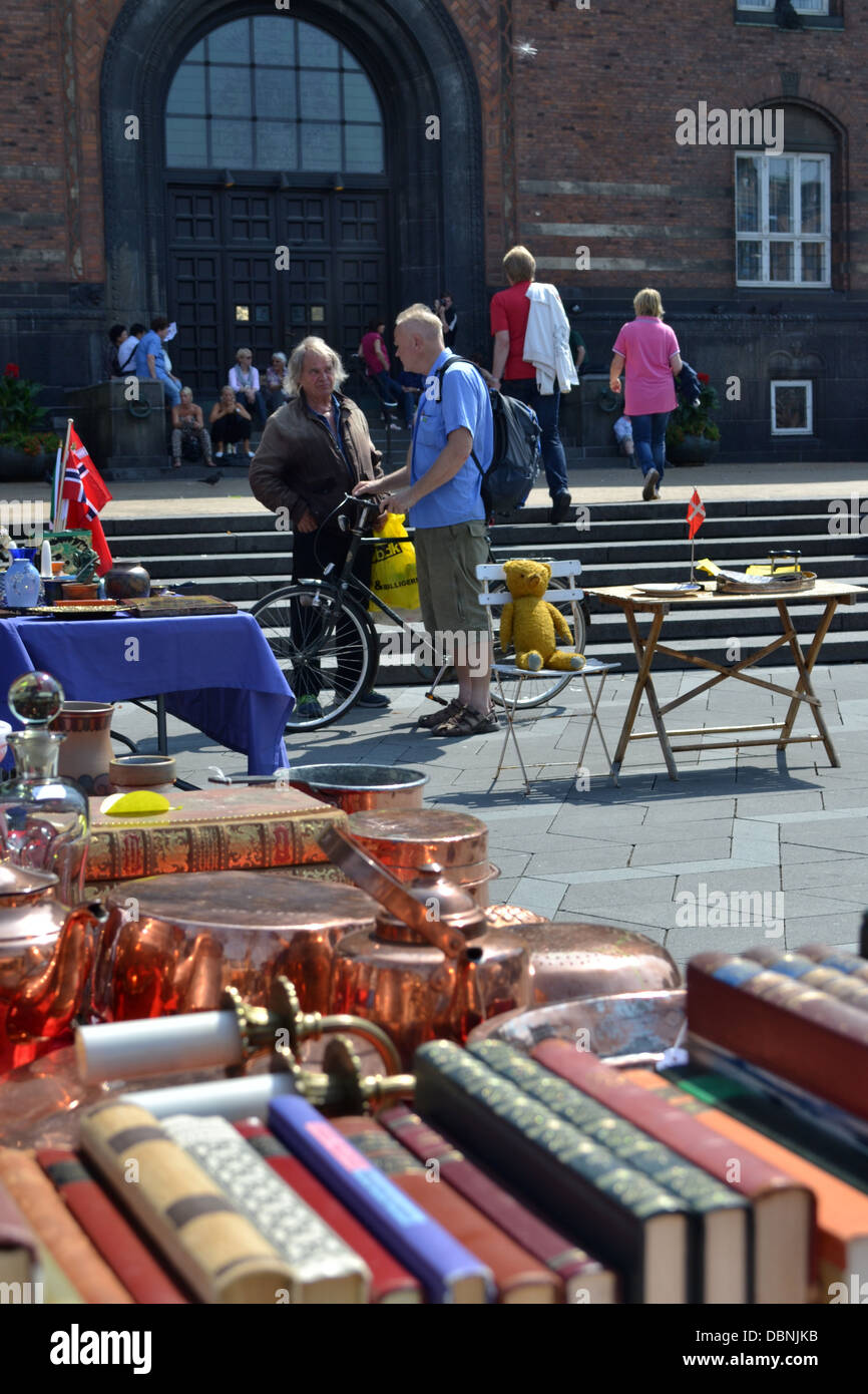 Puesto en el mercado, la Plaza del Ayuntamiento de Copenhague, Copenhague, Dinamarca. Foto de stock