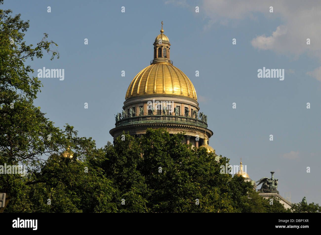 Mit ihrer herrlichen Isaakskathedrale goldenen Kuppel San Petersburgo, la Catedral de San Isaac Foto de stock