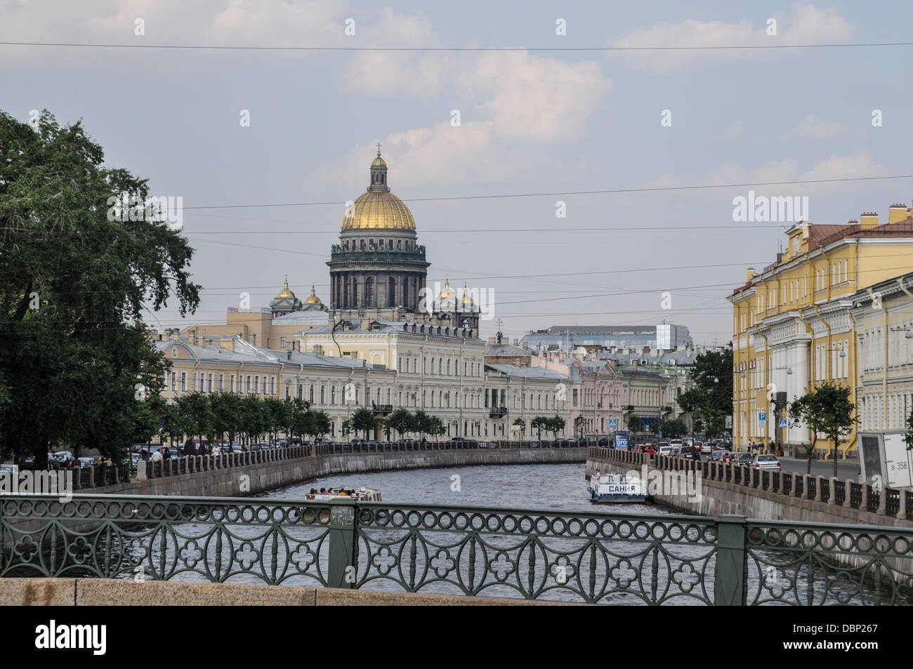 Río Moika y la Catedral de San Isaac Isaakskathedrale mit ihrer herrlichen goldenen Kuppel, San Petersburgo Foto de stock