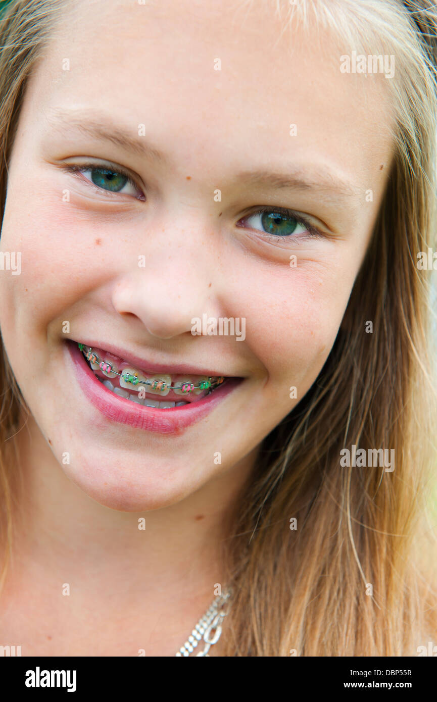 Retrato de niña (12-13) en llaves sonriente Foto de stock