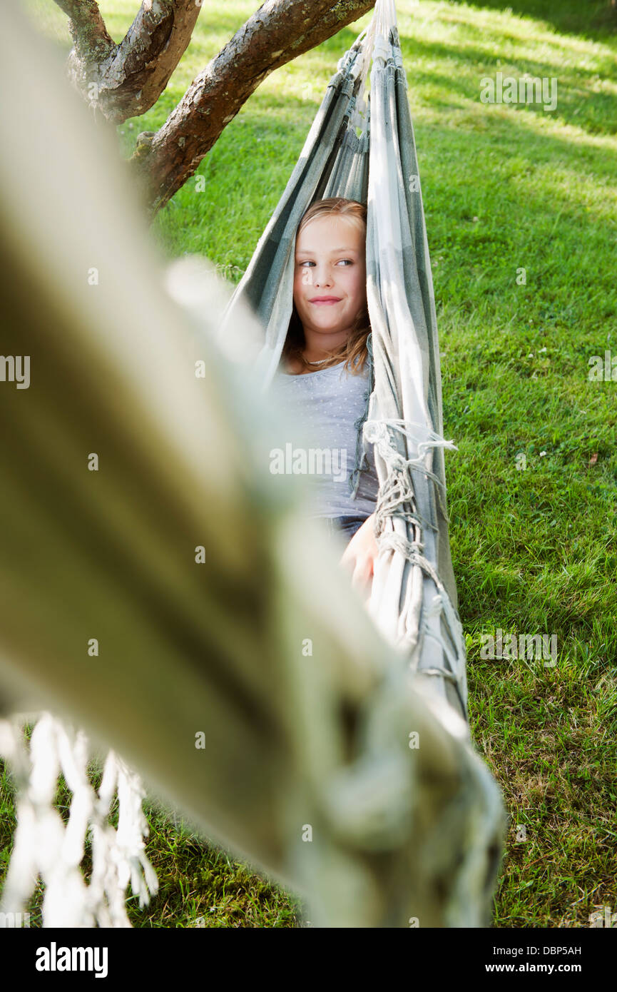 Retrato de niña (12-13) en la hamaca Foto de stock
