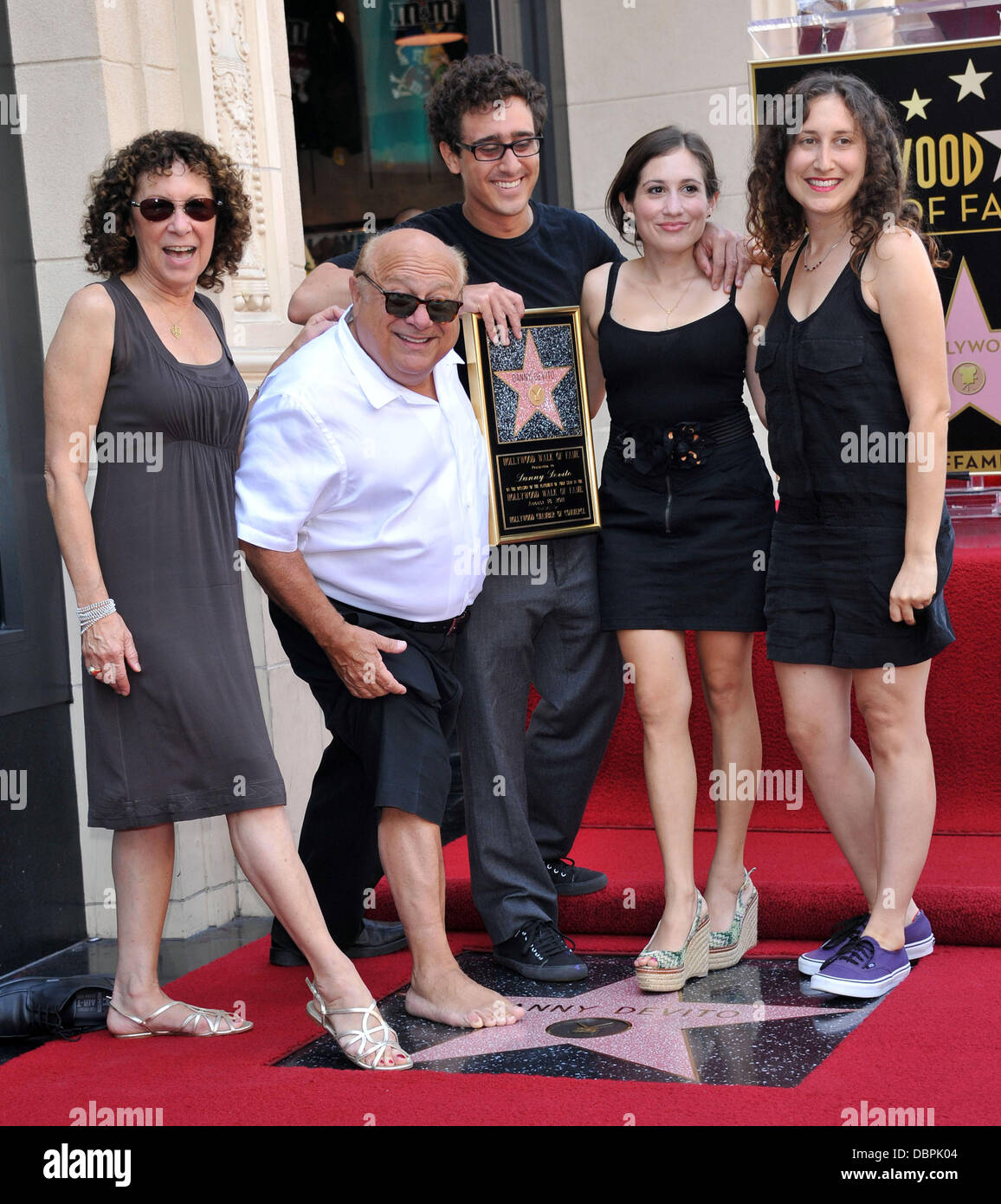 Rhea Perlman y Danny DeVito con sus hijos Danny DeVito es honrado con una  estrella en el Paseo de la Fama de Hollywood, celebrada en Hollywood  Boulevard de Los Angeles, California -
