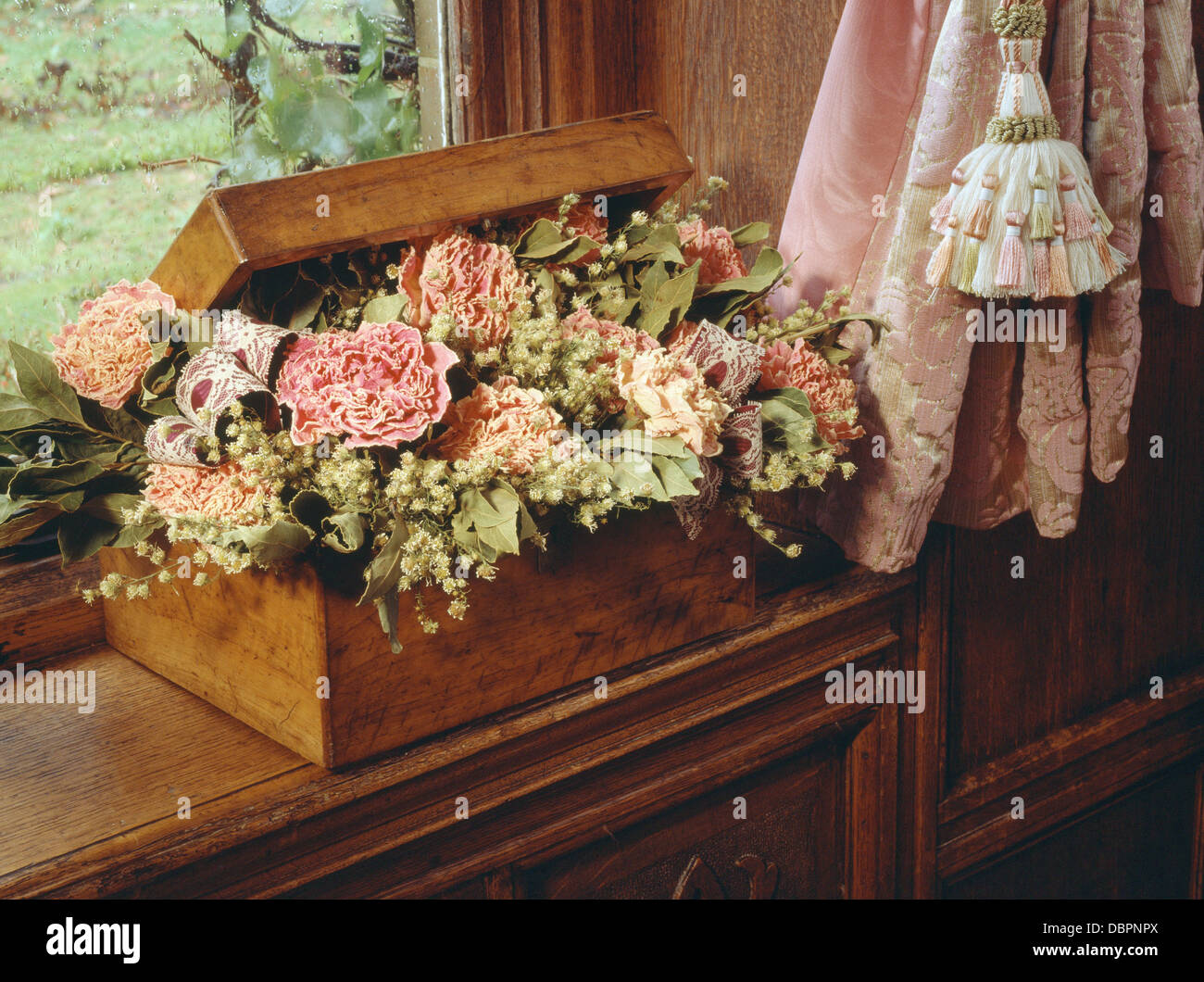 Still-Life secas de peonías rosa y lirio de los valles en arreglo de flores  en caja de antigüedades Fotografía de stock - Alamy
