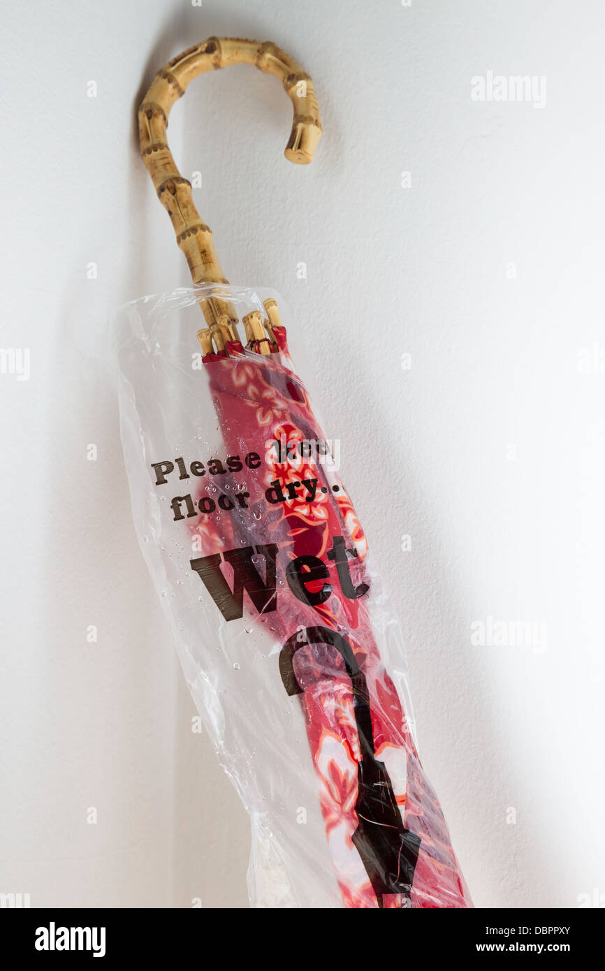Bolsa de plástico para paraguas mojado fotografías e imágenes de alta  resolución - Alamy