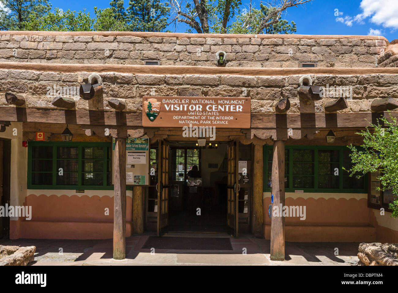 Centro de Visitantes en el Monumento Nacional Bandelier, cerca de Los Alamos, Nuevo México, EE.UU. Foto de stock