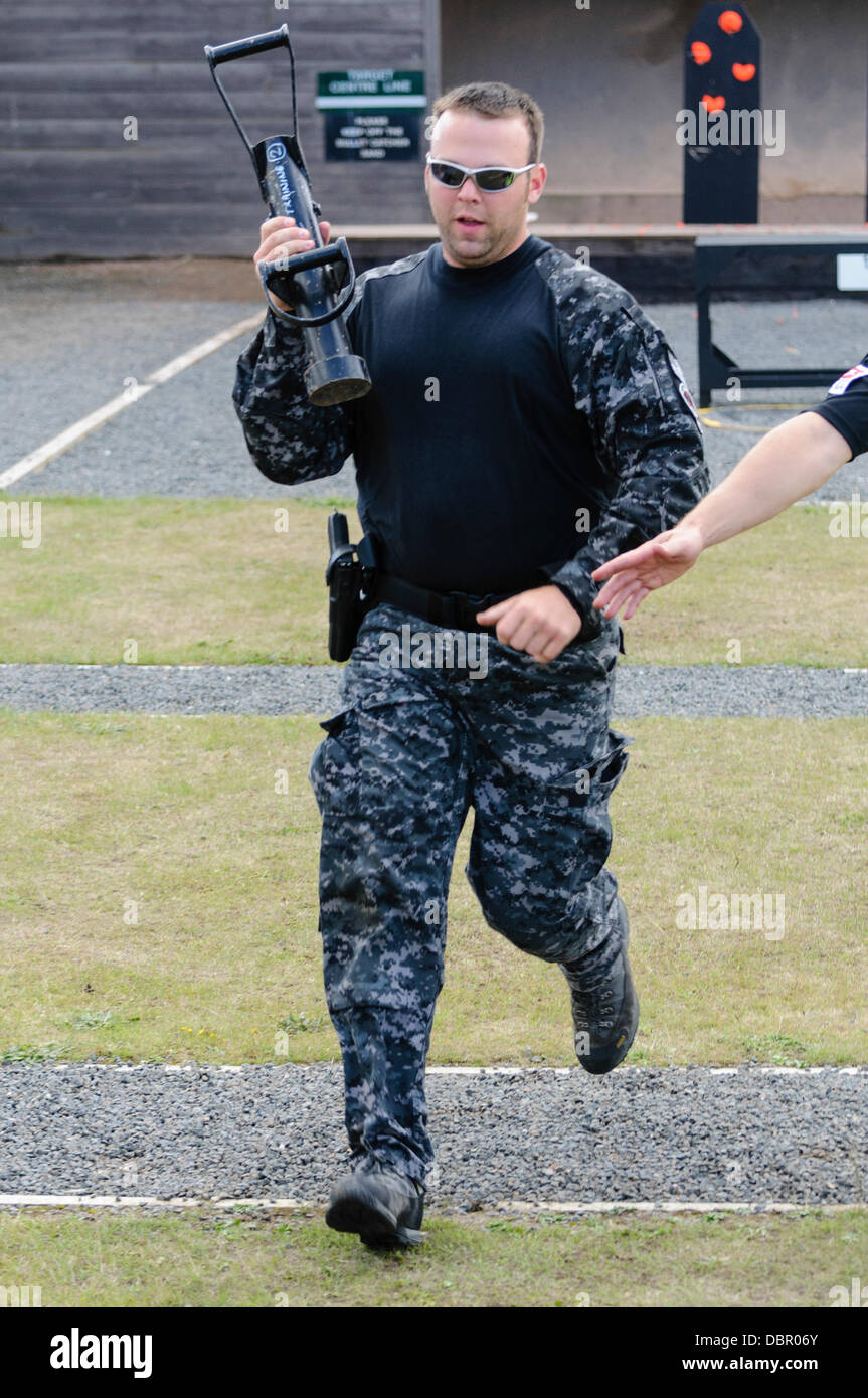 Ballykinlar, Irlanda del Norte. El 2 de agosto de 2013 - Un oficial de la policía de St. Cloud PD se ejecuta con un 'Enforcer' en el caso de SWAT Credit: Stephen Barnes/Alamy Live News Foto de stock
